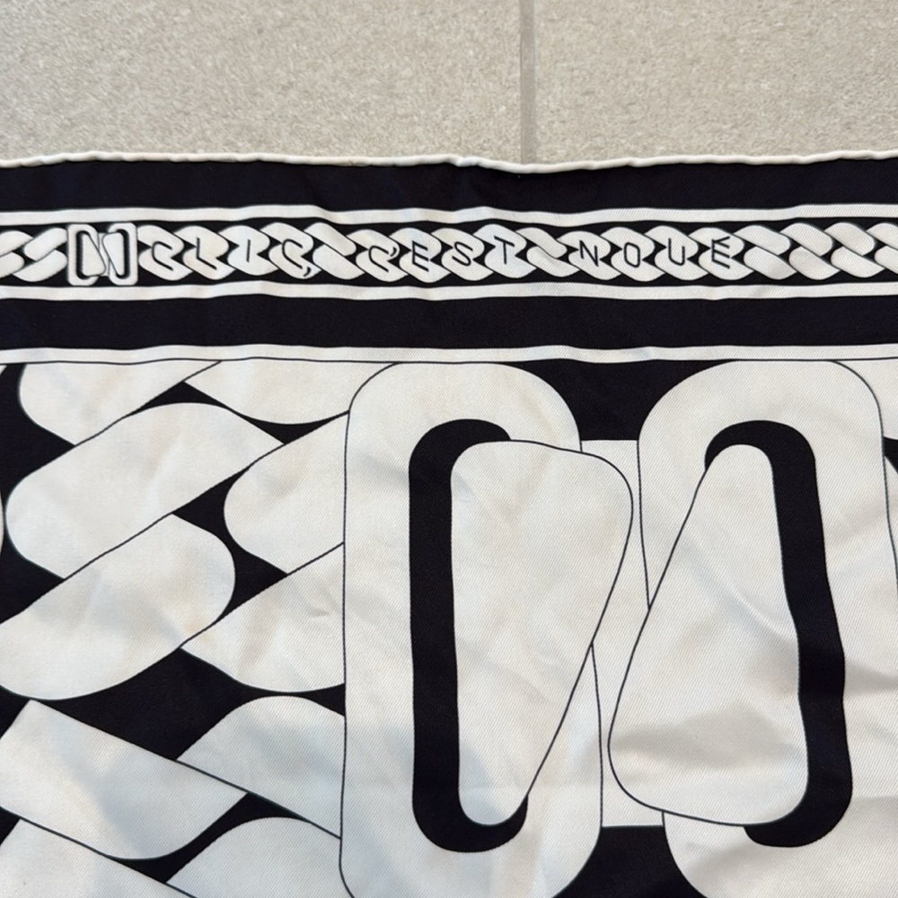 Hermès Clic, c'est noué Scarf! - Picture 2 of 13